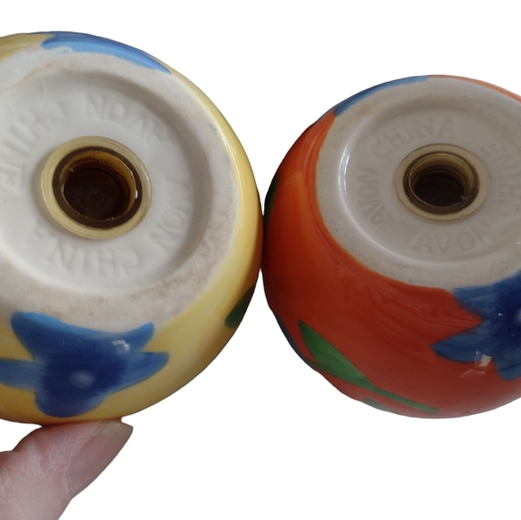 Luau flowered vintage salt and pepper shakers. Preloved. - Picture 4 of 7